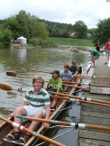 Zum ersten Mal im Ruderboot.