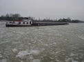 Nach der verhängten Schifffahrtssperre ist dieses Schiff auf dem Mittellandkanal bei Achmer Richtung Westen unterwegs. Es versucht den Dortmund-Ems-Kanal zu erreichen, der noch nicht gesperrt ist. Das Verlassen des Kanals nach erfolgter Sperrung ist legal