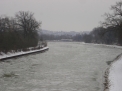 Eis auf dem Stichkanal an der Einmündung in den Mittellandkanal, im Hintergrund die Gebäude der Wasserschutzpolizei Außenstelle Bramsche.