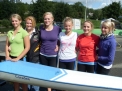 Der WKIII-Mädchen-Doppelvierer nach der Ausfahrt. Von links: Julia Heckmann, Trainerin Julia Feldkamp, Pia Greiten, Carolin Hülsmann, Lena Hölter und Ersatzsteuerfrau Marlen Lange. Es fehlen Trainerin Antonia Drees und Steuerfrau Cosima Seiberth.